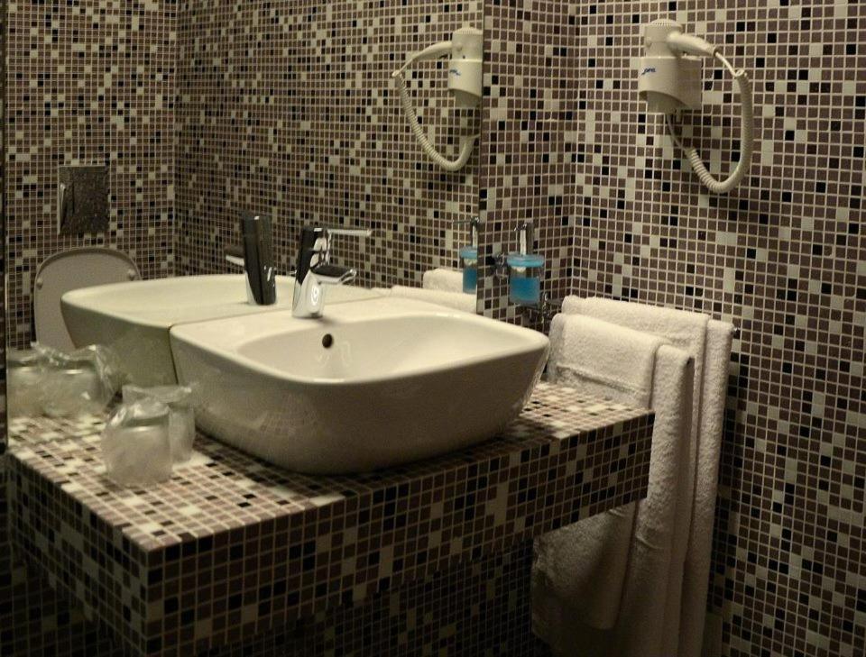 Zenti Plaza Hotel Drobeta Turnu Severin Zimmer foto